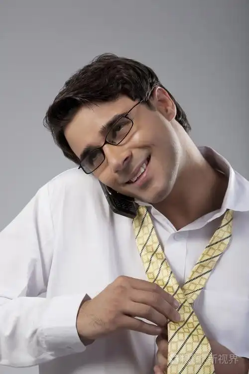 在电话里说话的时候打领带的男人