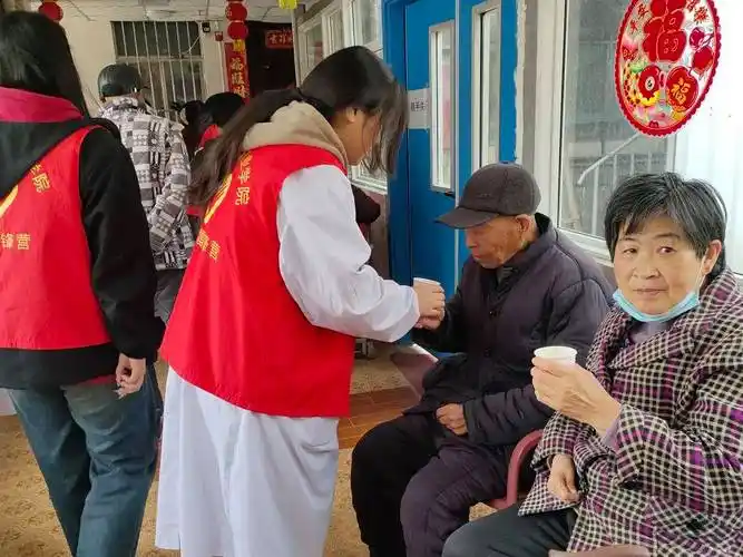 赋予雷锋精神新时代意义,既锻炼了自身社会实践能力,又发挥了广大青年