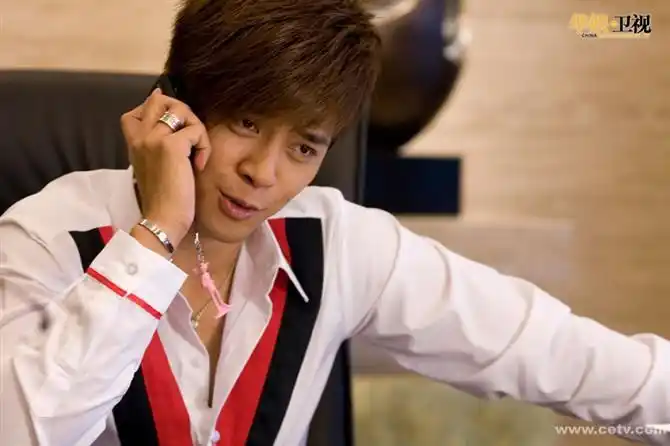 谁知道罗志祥在海派甜心中带的那个开口手环在淘宝上有卖吗?