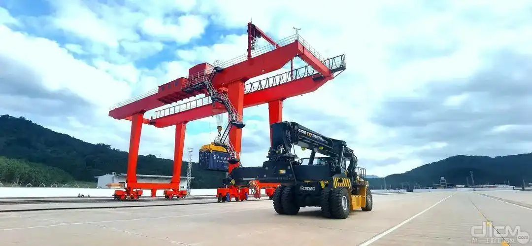 成功交付徐工正面吊机甲雄兵闪耀中老铁路