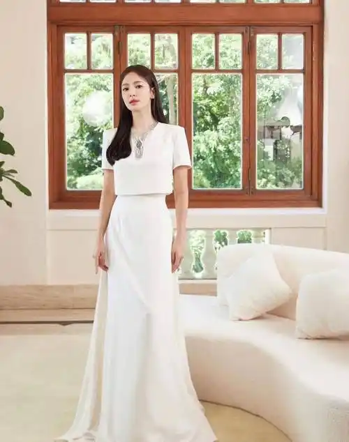 看到41岁宋慧乔新造型才明白:气质美女的发型尽头,依然是黑长直_头发