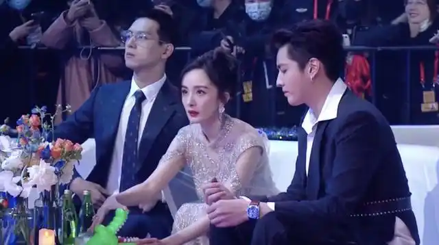 杨幂吴亦凡李现台下玩游戏差点领错奖像上课开小差的学生