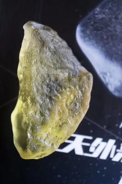 收藏级黄金陨石,一面肌理粗糙,一面质感通透嫩黄