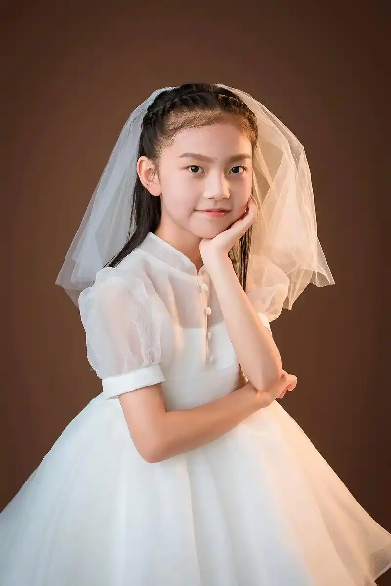 十岁女孩纱裙.家长说: 镜头是没有感情的 只是拍的人用了心  - 抖音