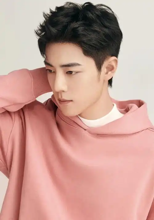 肖战藕粉色卫衣套装#肖战新广告大片休闲个性穿搭,潮酷代言人穿粉色