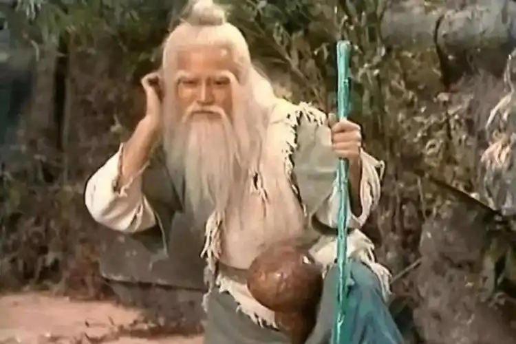 射雕洪七公的可疑身世与他的异常行为