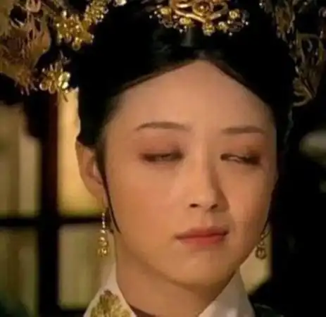 设定,蒋欣在《芈月传》里的造型难免和《甄嬛传》中的华妃娘娘相比较