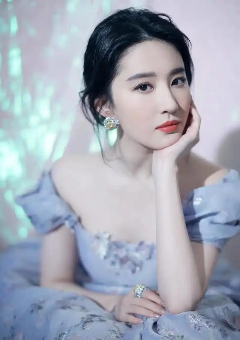 刘亦菲:真相与仙女气质并存 刘亦菲的气质和风格不仅让人陶醉,更让人