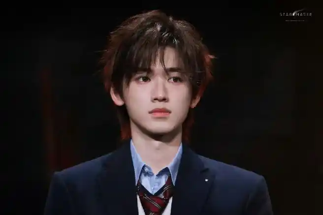 美拉德校服造型还得是宋亚轩这套神图!