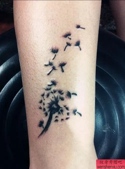 一幅小清新脚踝蒲公英纹身图案
