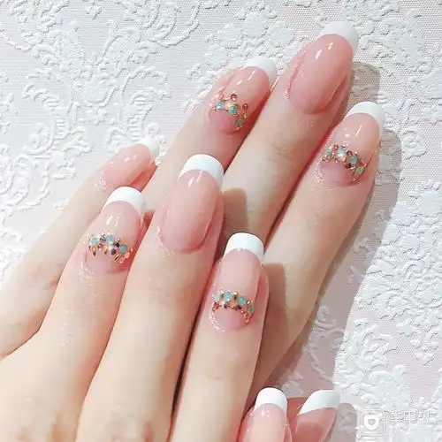 方圆形白色钻法式简约美甲图片