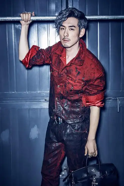 近日,有着"质感演员"之称的刘欢曝光了一组"荷尔蒙系"写真.