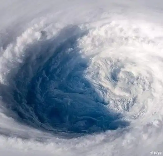 太空视角的龙卷风热带气旋