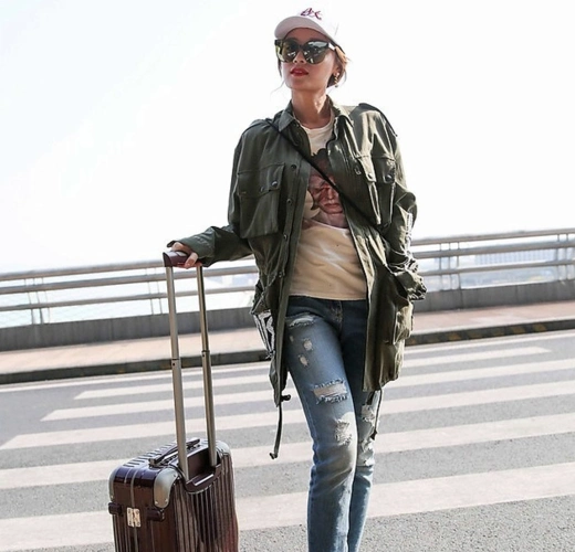 昔日超女叶一茜一身初春潮装军绿色风衣 破洞牛仔裤现身首都机场.