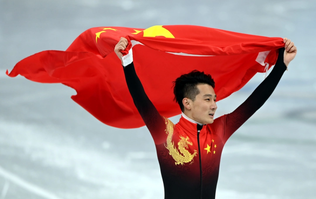 任子威夺冠身披国旗