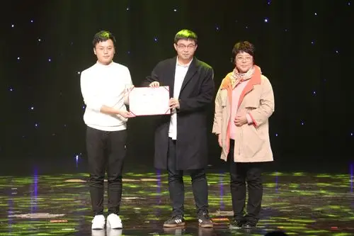 彭书记为获奖节目代表颁奖