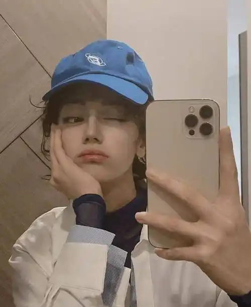 两大90顶流花同天晒自拍热巴戴棒球帽像小男生杨紫卖萌超可爱