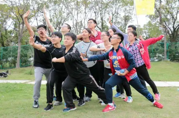 那么作为团队,在合照上这队形也是要有一个讲究,这其实可以让照片看