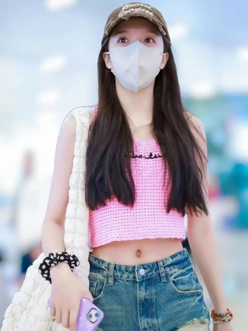 苏晓彤现身机场 身穿粉色钩编短款背心, 搭配泼墨破洞牛仔阔腿裤 钻扣