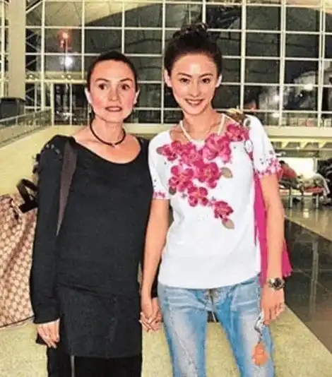 张柏芝妈妈戴莎莉:50岁还演三级片,曾大骂谢霆锋全家人都是戏