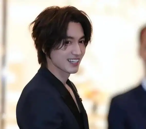 一场活动,彻底戳穿了47岁言承旭的"优越",难怪他能火这么多年_腾讯