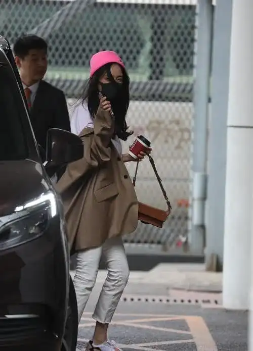 杨幂现身北京首都机场素颜风中冷乱网友颠覆了我的想象