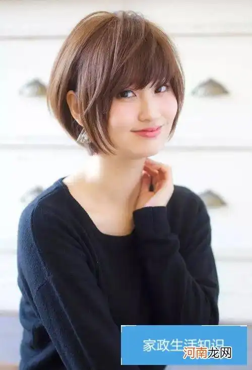 文章插图大圆脸女生短发剪齐刘海发型大圆脸女生的短长直发,分外迷人