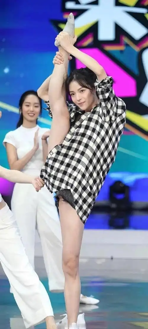 《芳华》钟楚曦大秀一字马,差点走光,算好有人帮她拉衬衫遮了下