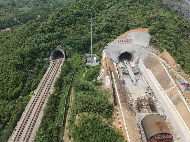 施工中的新凤凰山隧道