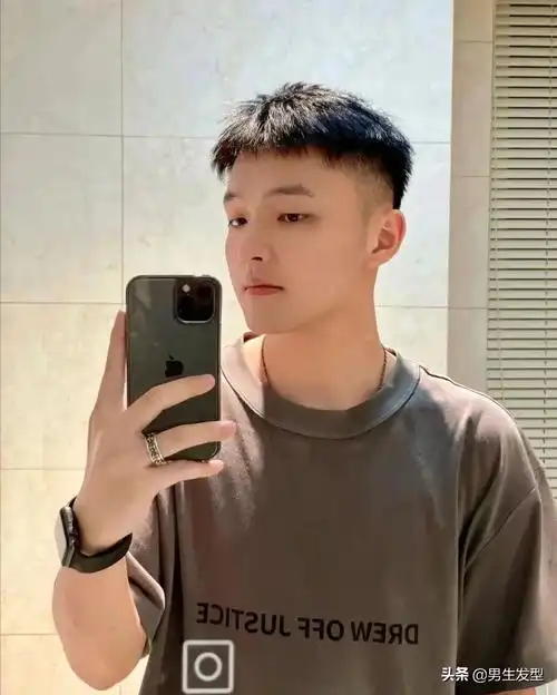 最火的男生夏季发型两边推掉中间造型清爽干净潮流帅气