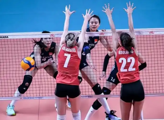 正如当初刁琳宇加入江苏女排时一样,这时国家队的二传位置也有了丁霞