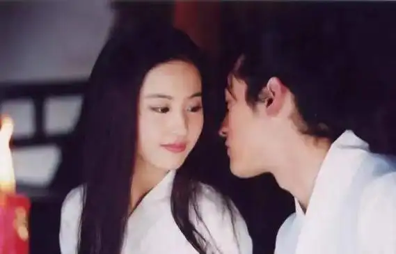 胡歌刘亦菲美国结婚要官宣?男方经纪人否认,两人青涩写真曝光