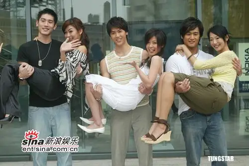 组图:《恋爱女王》开镜 陆明君超低胸装亮相