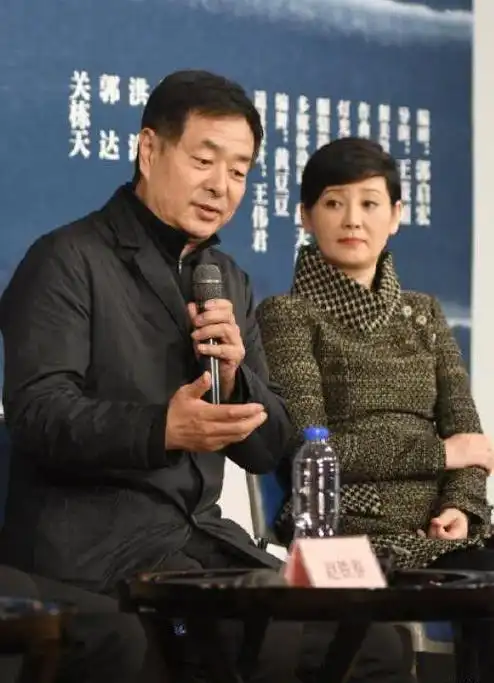 穿老式棉服就是漂亮,徐帆参加同学聚会,53岁素颜自然松弛!