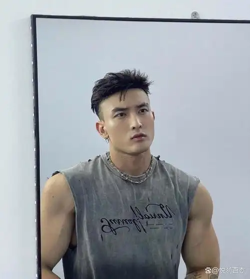 他是一位无数人心中的男神,拥有帅气的颜值,精壮的肌肉和时尚的穿搭