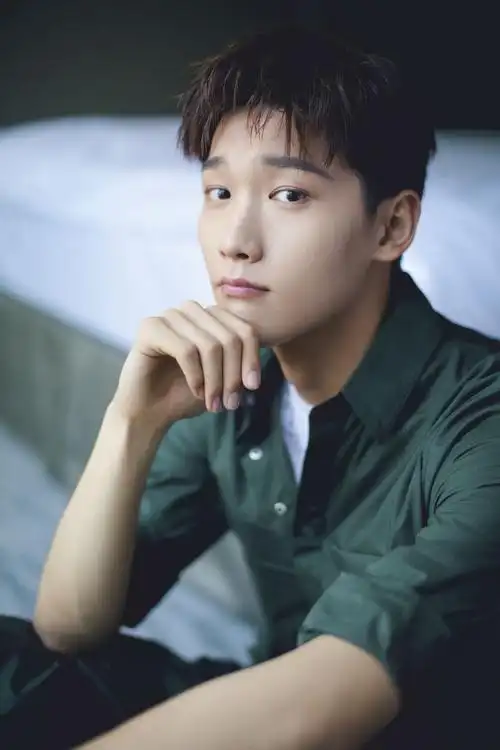 邢昭林暗夜绿工装酷帅亮相柠檬精上身挑战十秒吃柠檬