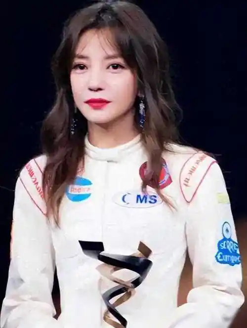 从中国巨星到销声匿迹,赵薇经历风波是否陷入困境?