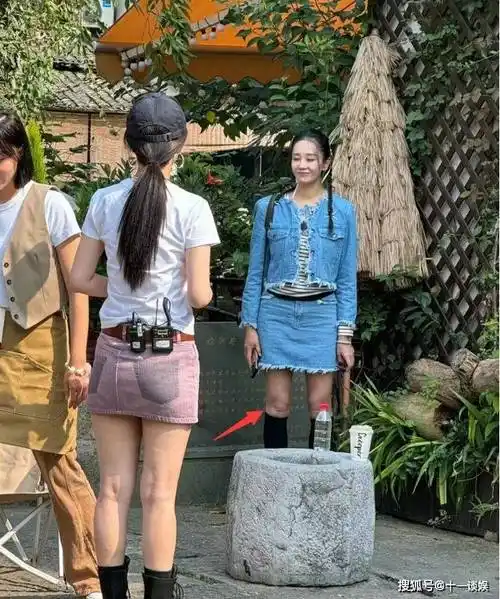 一旁的海陆穿着牛仔套装,拍摄时她正在打哈欠,海陆个子比李菲儿要高挑