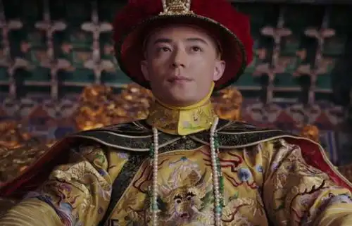 (皇帝穿龙袍剧照)