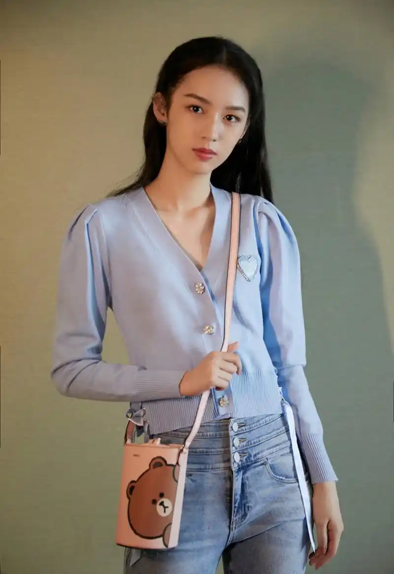 周也,1998年5月20日出生于重庆市,中国内地女演员