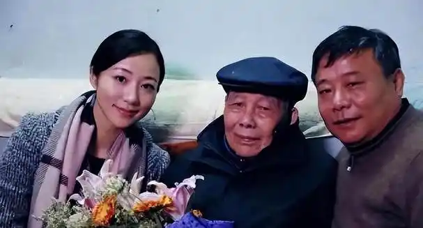 韩雪隐藏多年女儿遭网友曝光,13岁高挑有气质,性格腼腆容貌像爸