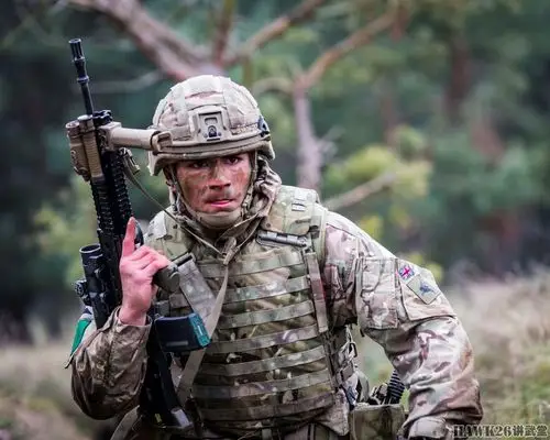 原创英军伞兵实弹演习照曝光 新一代"红魔鬼"如何提升战斗力