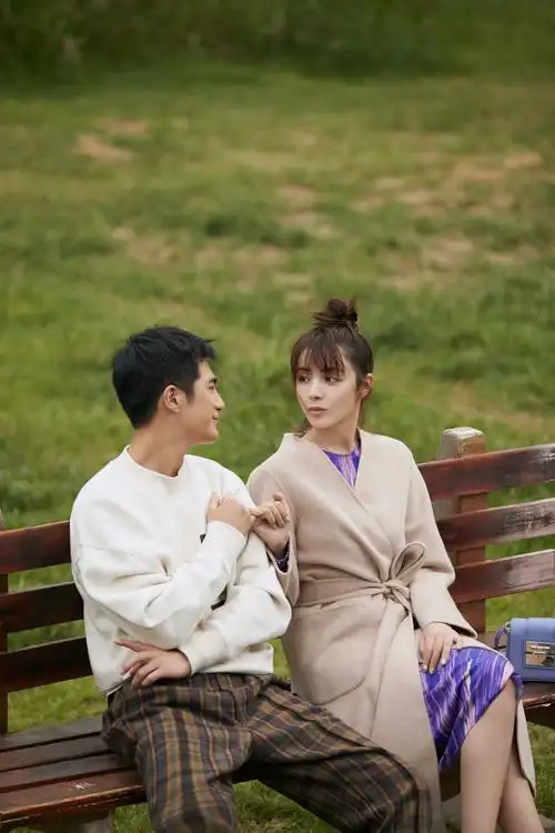 姜潮麦迪娜情侣写真再撒狗粮  寒意来袭甜度不减