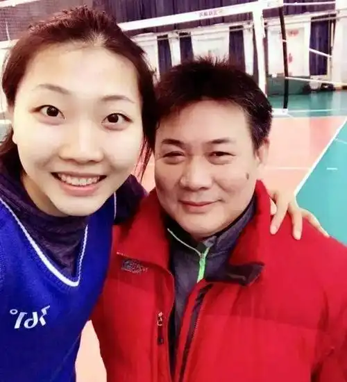 (袁心玥与蔡斌)新一届中国女排由于朱婷,张常宁因伤没有归队,队里只剩