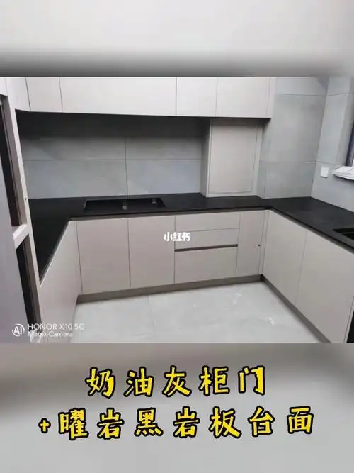 黑色台面配什么颜色的橱柜柜门好看呢?