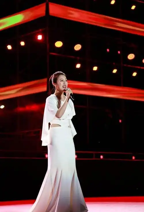 她就是著名的网络歌手郭涛.