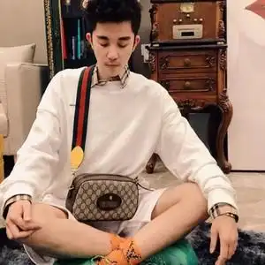 网红抖音同款胸包斜跨腰包肖战真皮男女相机虎头包pvc字母印花包