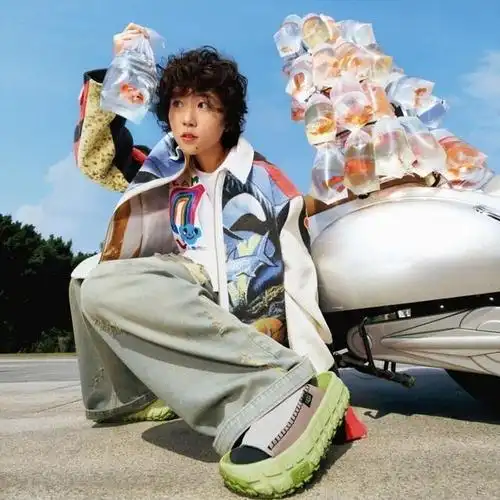 窦靖童接奶奶过来养老,住在王菲名下豪宅十余年,祖孙俩生活温馨