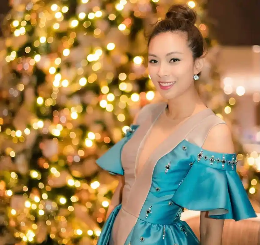 状态冻龄!香港知名女星朱慧敏婚后宣布复出,转型做电台主持