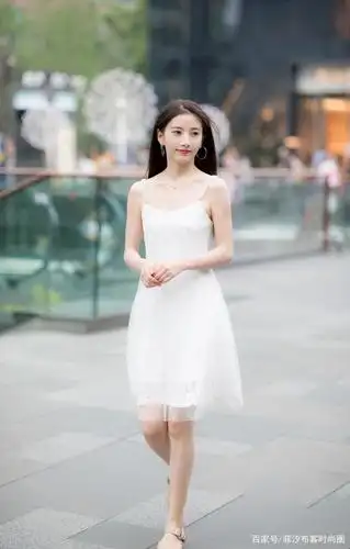 白色连衣裙是小姐姐们的最爱,随便一条,都能穿出夏天最甜的味道